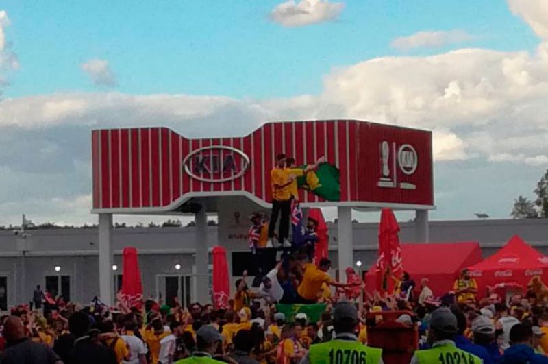 Фанат австралийской сборной залез на металлическую конструкцию около входа на стадион.
