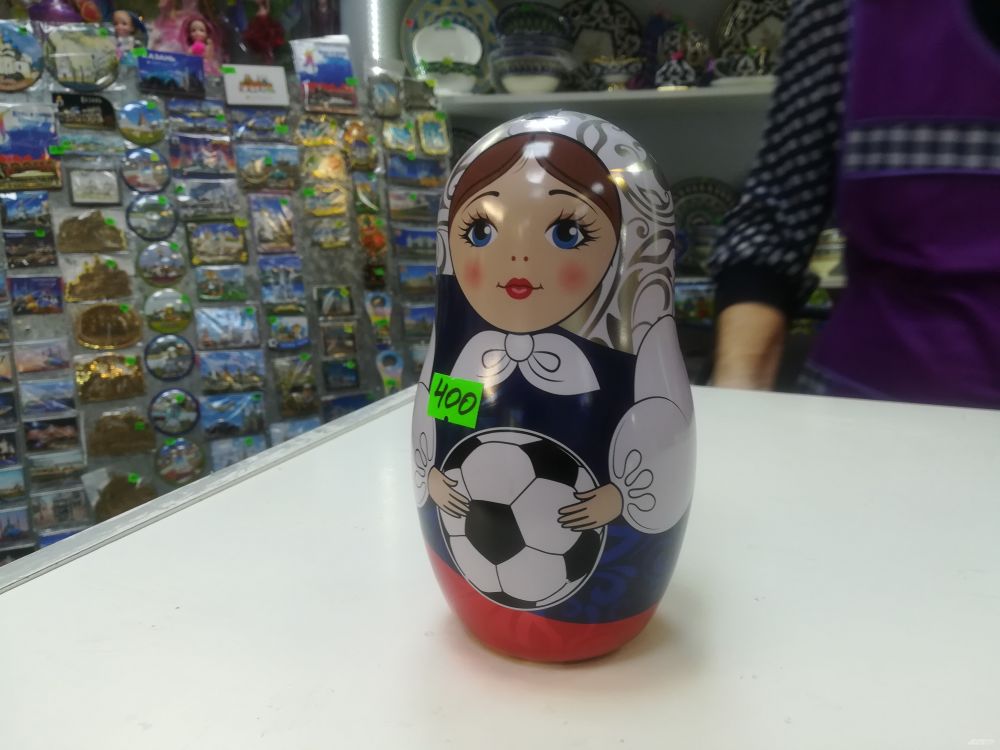 Матрешка с футбольным мячом в руках.