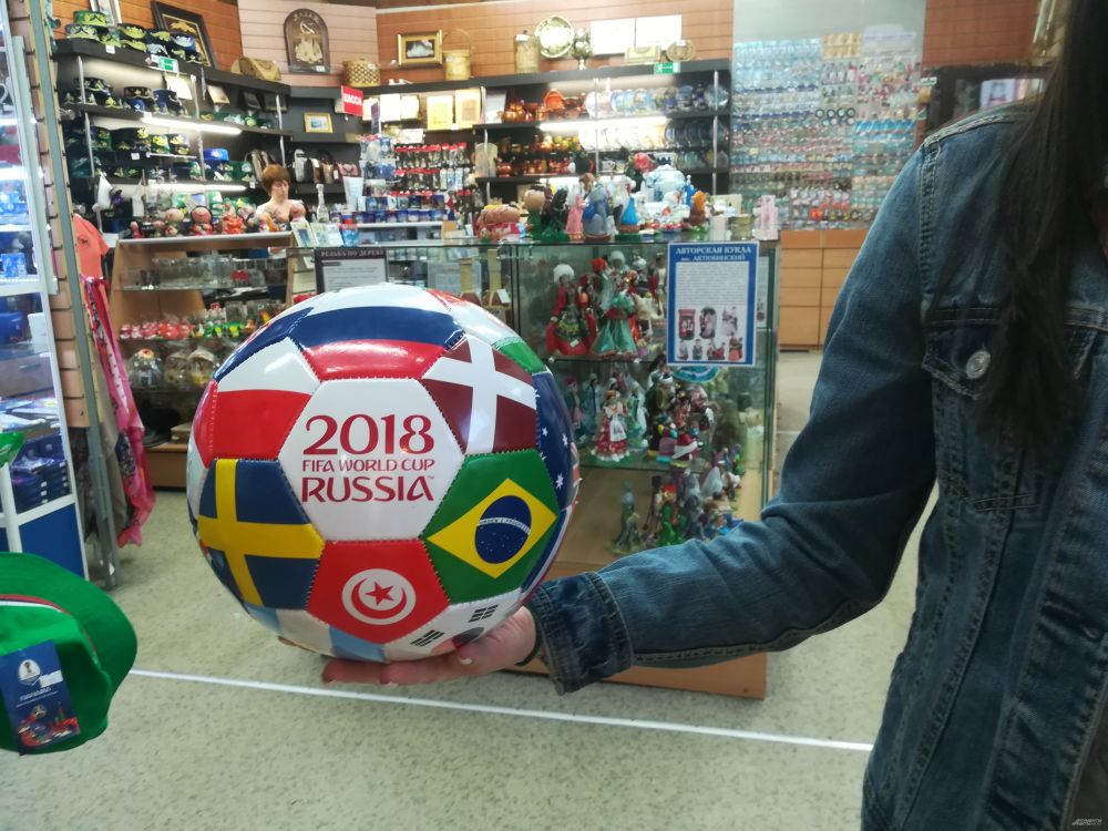 Футбольный мяч с флагами стран мира.