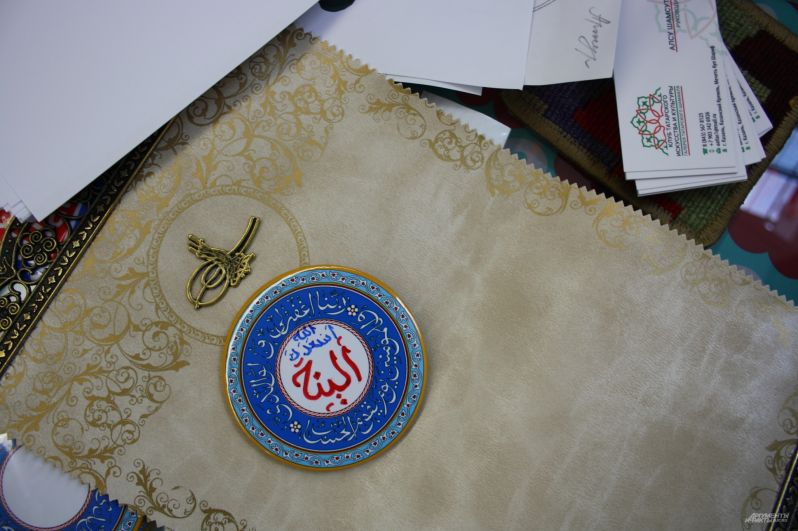 Магнит на холодильник в виде тарелки с арабской каллиграфией. Цена - 100 рублей.