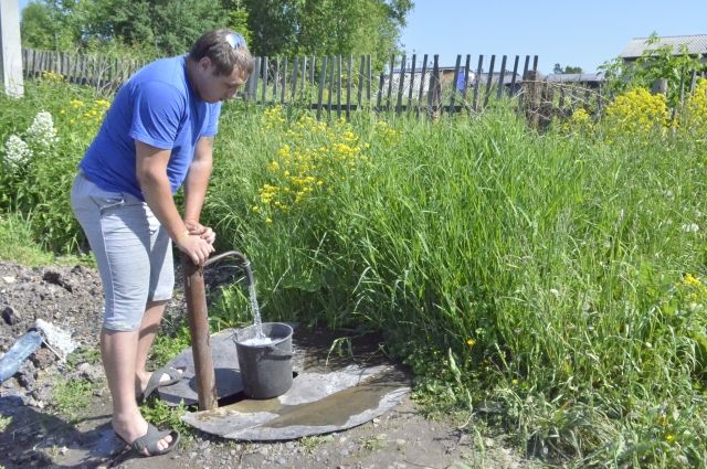 В Крапивинском при работающем поселковом водопроводе жители вынуждены ходить на колонку за питьевой водой.