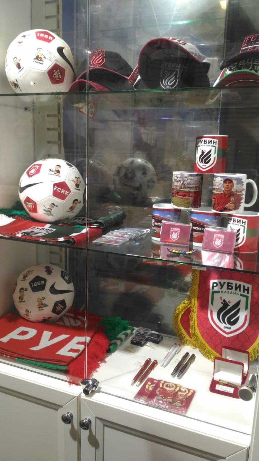 Мячи и кепки с символикой казанского футбольного клуба «Рубин»