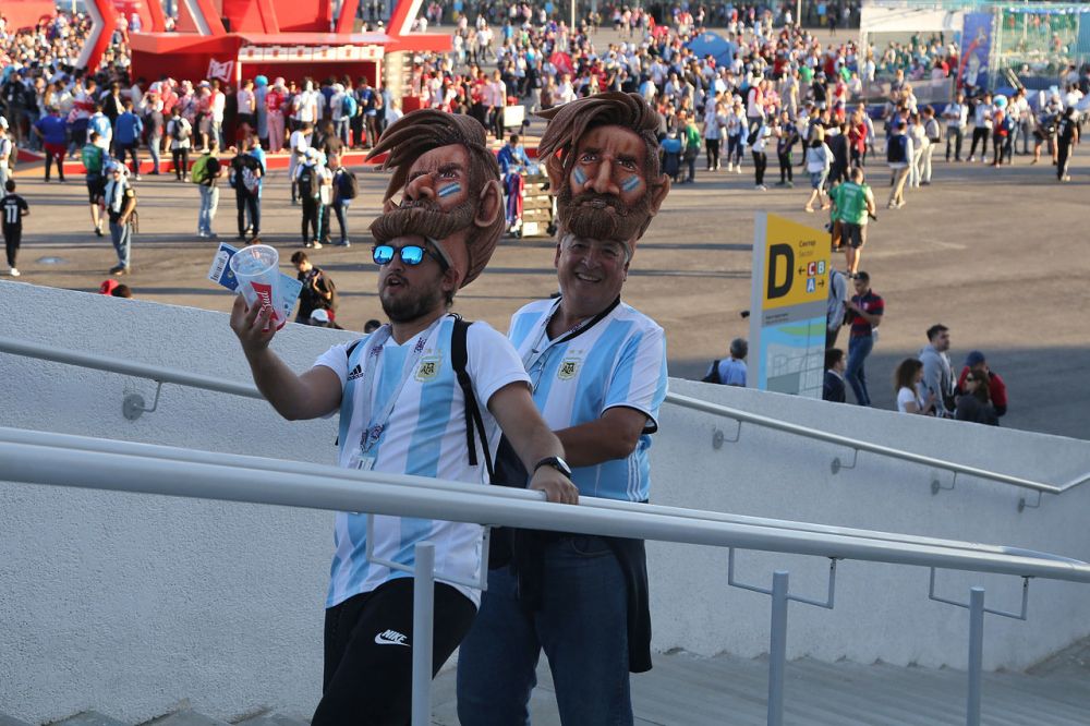 Аргентинские болельщики поднимаются на трибуны стадиона.