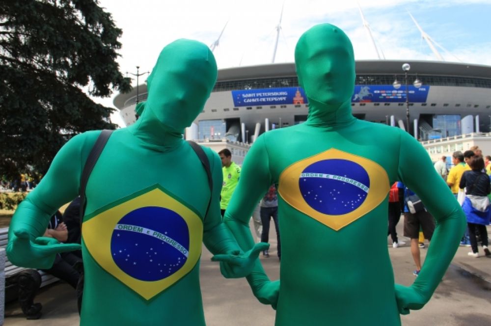 Перед стадионом можно было встретить футбольных фанатов в довольно необычных нарядах.