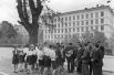 Выпускники московской школы № 93 после праздника последнего звонка. 1969 год.