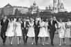 Выпускники московских школ гуляют на Красной площади после получения аттестата зрелости. 1964 год.