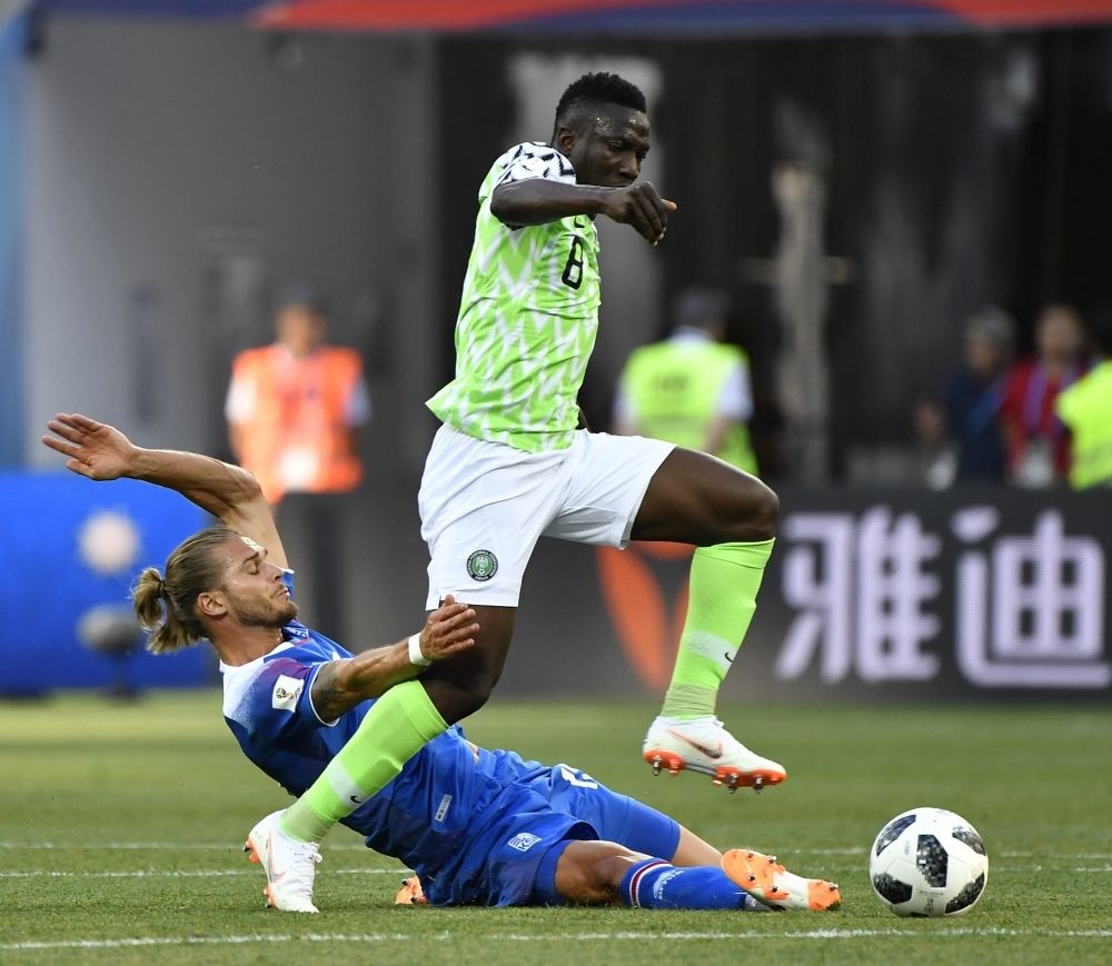 Нигериец Огенекаро Этебо снова уводит мяч у противника.