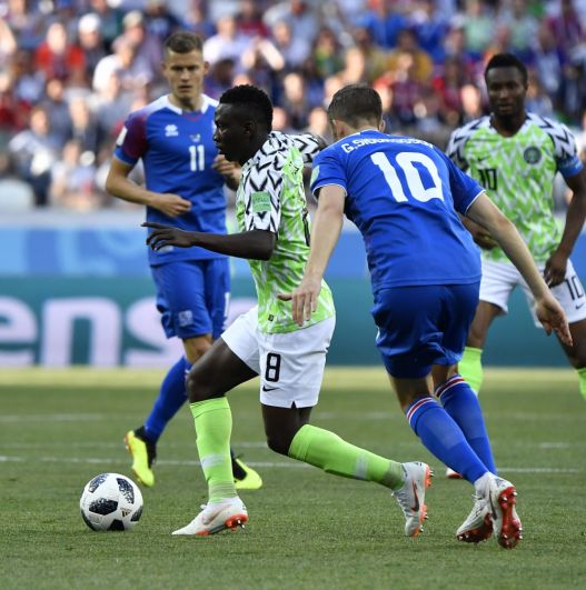 Первые минуты матча. Полузащитник сборной Нигерии Огенекаро Этебо с мячом.