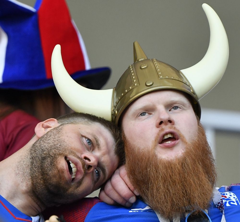 Исландские болельщики заскучали, наблюдая за осторожной игрой футболистов. В первом тайме ни одна из команд не смогла забить ни одного гола.