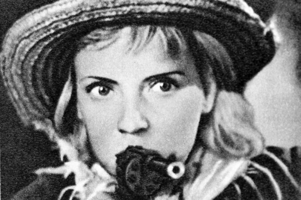 «Секретарь райкома» (1942) — связистка Наташа.