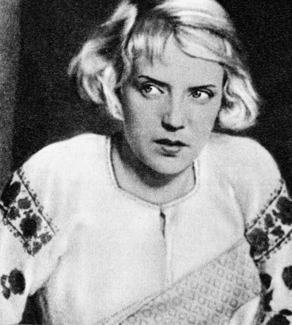 «Богатая невеста» (1937) — Маринка, внучка деда Наума.