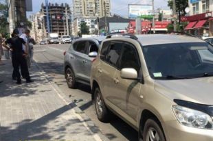 В Киеве у клиента банка отняли сумку с валютой и золотыми слитками