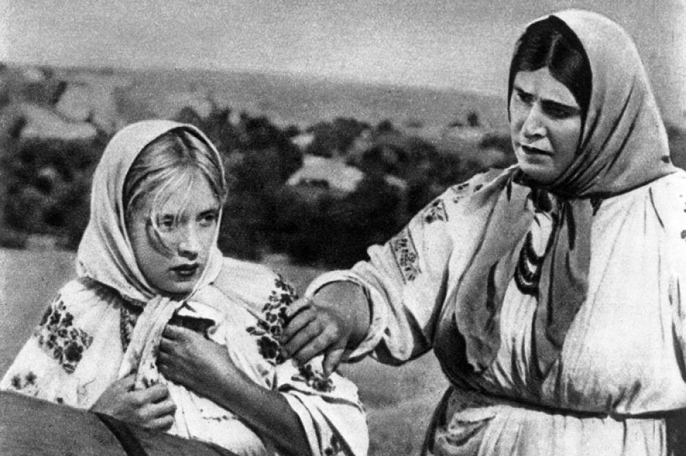 «Сказание о земле Сибирской» (1947) — певица Наташа Малинина.