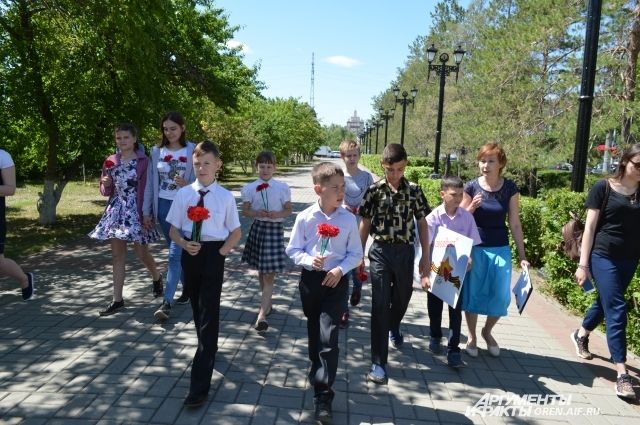 В Оренбурге прошла акция «Марш красных гвоздик».