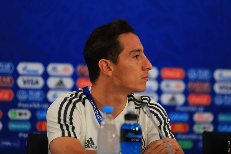 Капитан мексиканцев - полузащитник Андрес Гуардадо. 