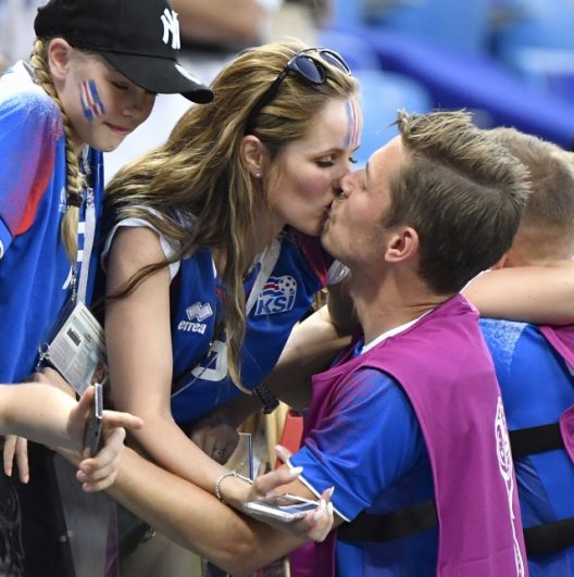 Среди болельщиков на трибунах бывают и близкие игроков. На фото - Олафур Скуласон целует жену.