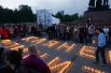 Сотни свечей зажглись на площади.