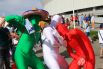 Болельщики сборной Мексики в необычных костюмах, символизирующих цвета национального флага.