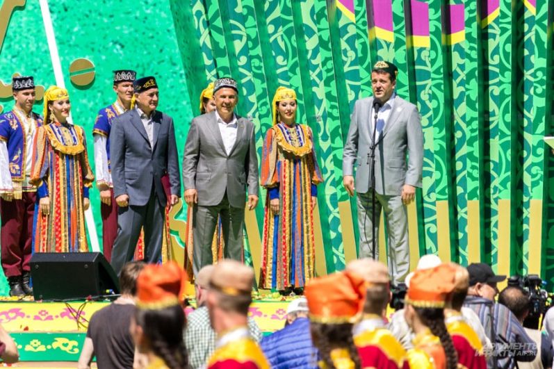 После этого на сцене всех гостей праздника с Сабантуем поздравили президент РТ Рустам Минниханов и мэр Казани Ильсур Метшин. 
