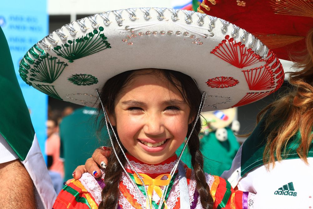 Юная мексиканка  в самбреро.