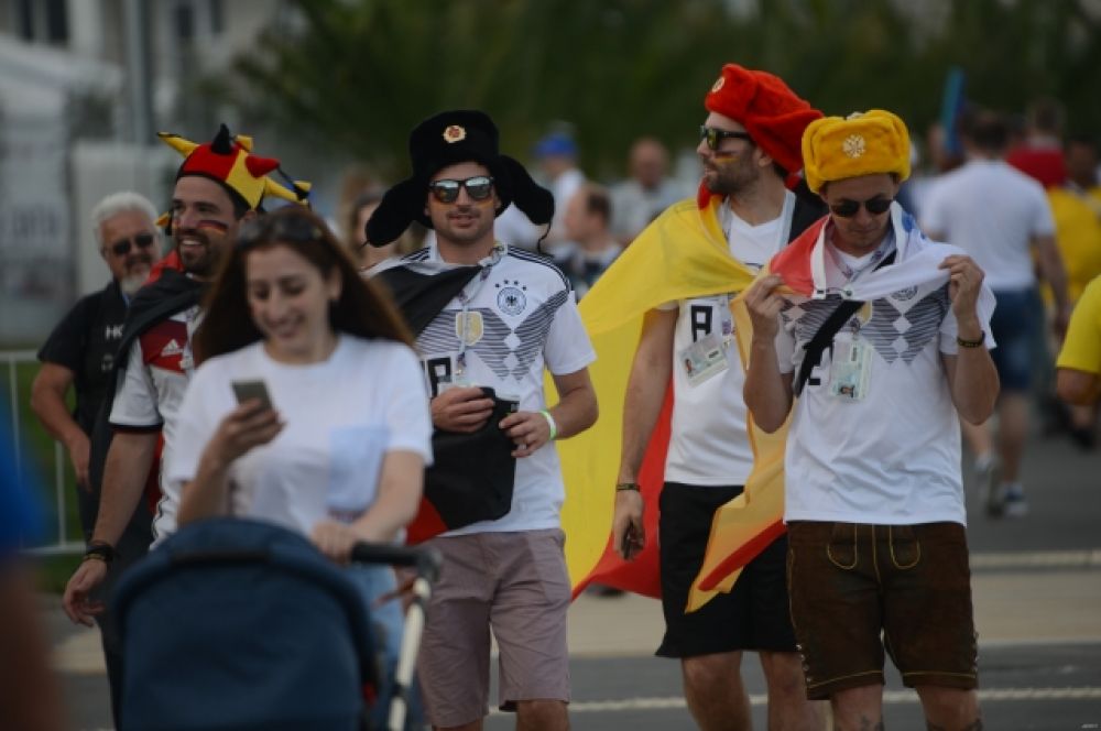 Немецкие болельщики надели шапки-ушанки цветов своего национального флага.