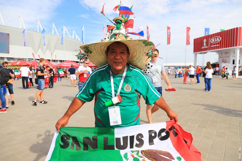 Мексиканский болельщик с флагом штата Сан-Луис-Потоси.