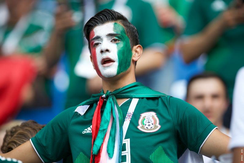 Турист из Мексики поддерживает свою сборную.