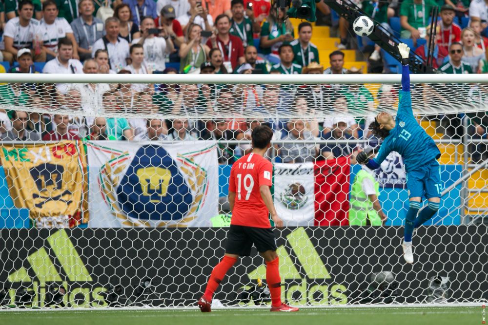 Вратарь сборной Мексики Гильермо Очоа отбивает мяч.