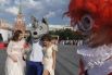 Выпускницы фотографируются с ростовой куклой Серым Волком перед началом церемонии вручения VIII Всероссийской премии «Выпускник-2018» в Москве.