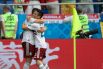 Игроки сборной Кореи рады забитому голу.