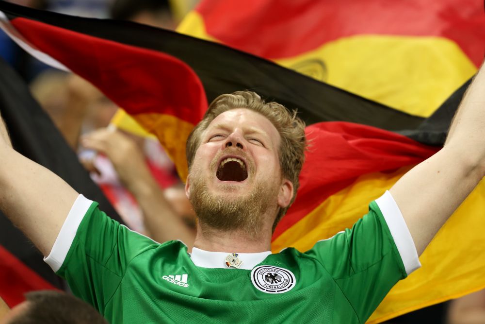 После победного гола болельщики сборной Германии взорвали трибуны стадиона.