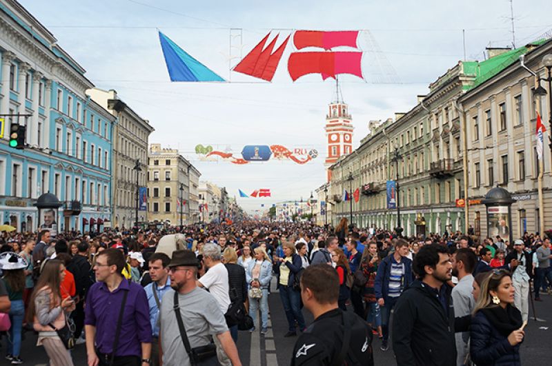 Во время проведения праздника Невский проспект стал пешеходным.