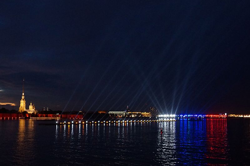 Ради праздника мосты в Петербурге были разведены всю ночь.