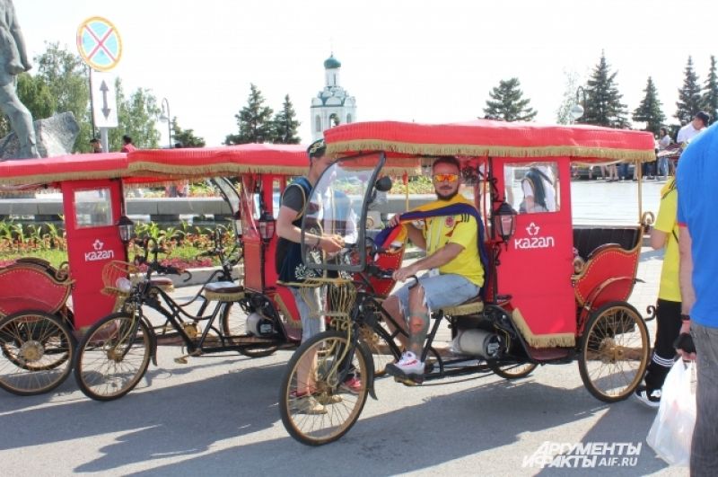 Колумбийские же болельщики освоили новый вид эскурсионного транспорта - велорикш.