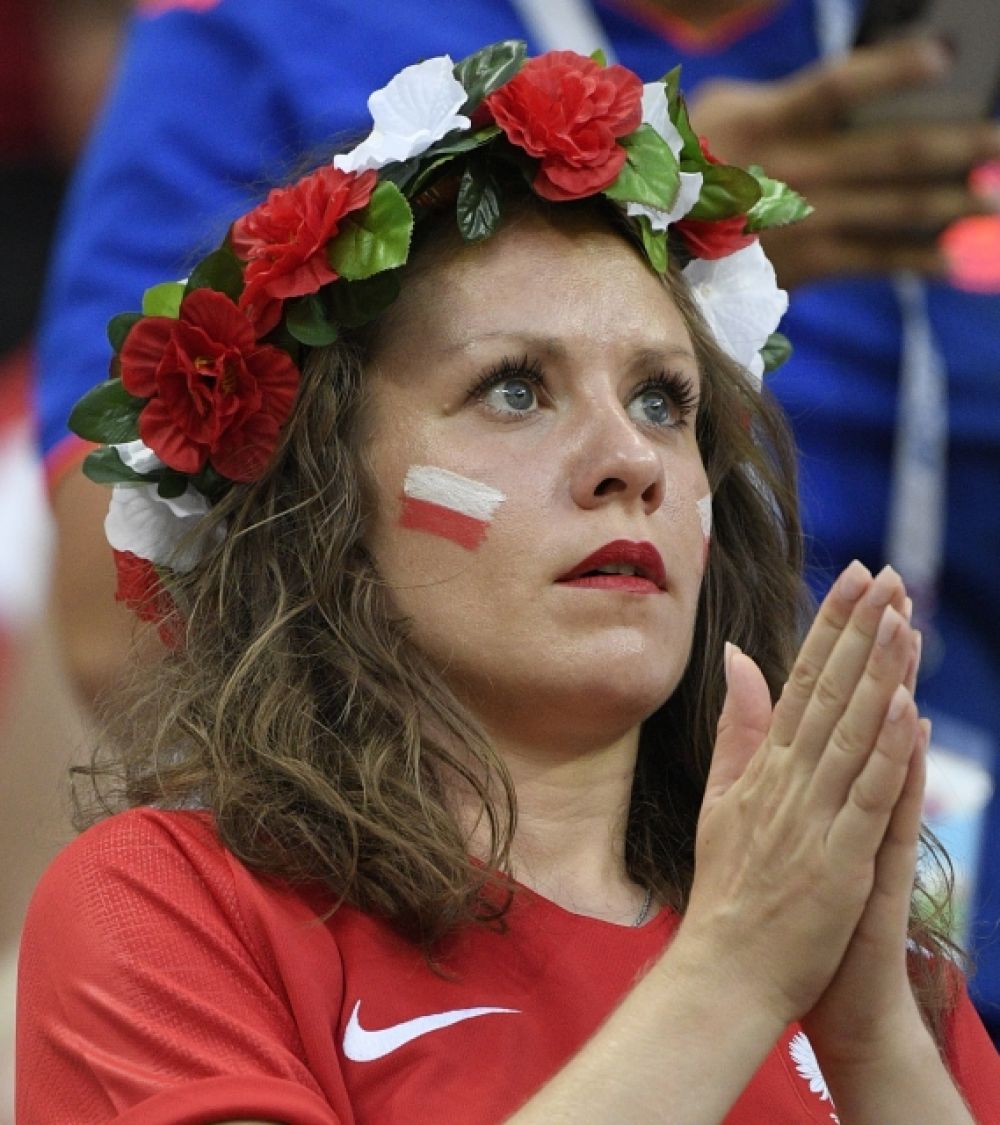 Фанатка сборной Польши волнуется за свою команду.