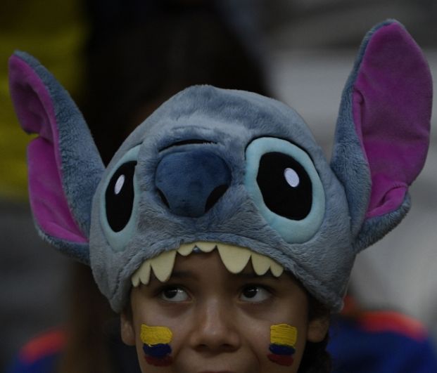 Юный болельщик Колумбии в шапке с персонажем мультфильма.