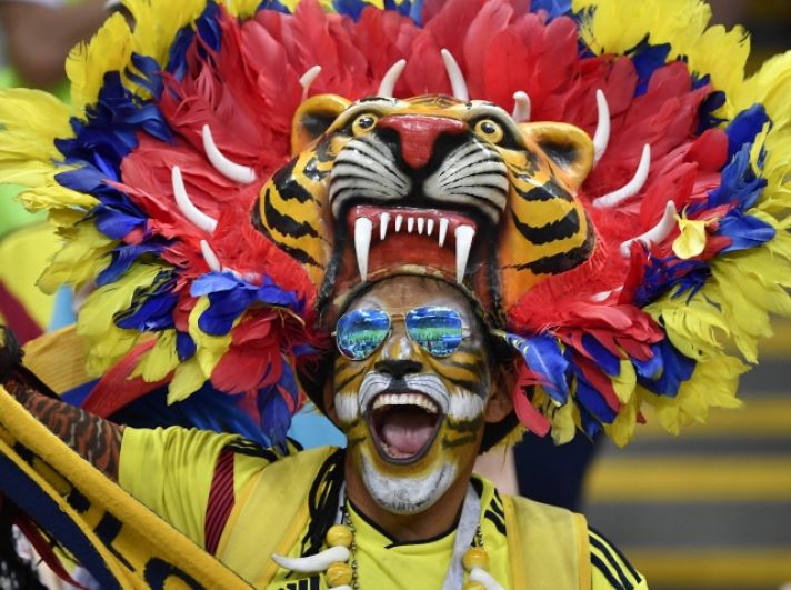 Экстравагантный колумбиец в головном уборе, изображающем тигра.