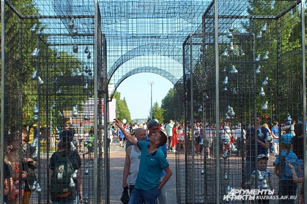 Входная арка – первый арт-объект фестиваля. Автор композиции «Прозрачный город» Анна Крылатых создавала свою скульптуру по мотивам творчества Эдоарда Тресольди.