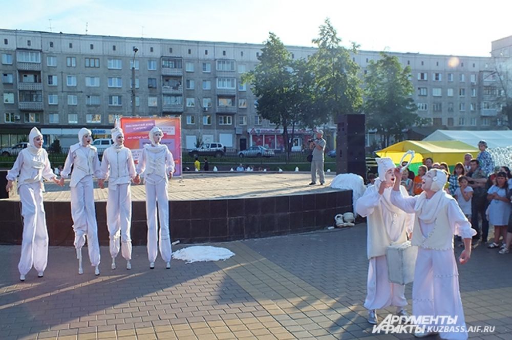 Особыми гостями арт-фестиваля стали актёры независимого уличного театра из Самары «Пластилиновый дождь».