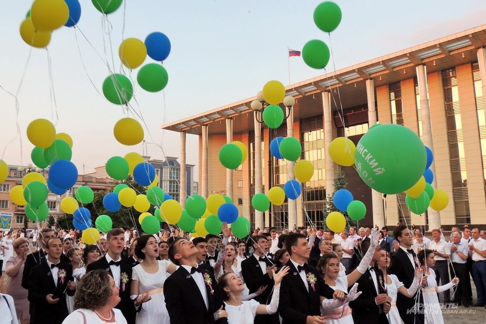 На Пушкинской площади выпускники выпускали шары в небо.