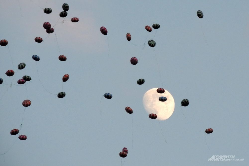 Воздушные шары на фоне Луны.