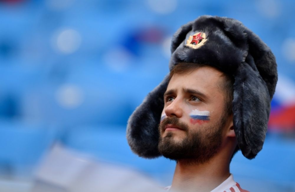 И, хоть сборная России и выходит в плей-офф, результат матча не мог не повлиять на настрой болельщиков.