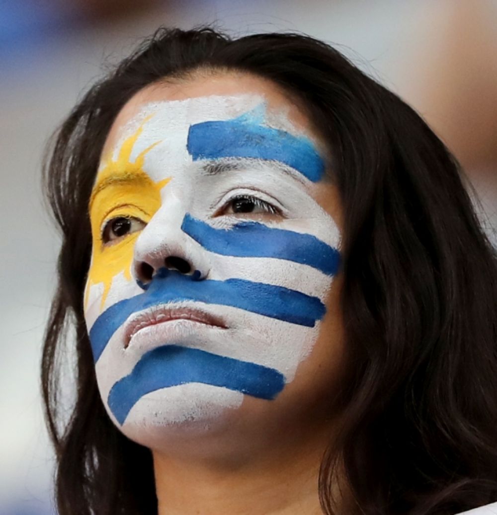 Сосредоточенная болельщица из Уругвая: после прошлой победы наставник сборной заявил, что команда должна «победить Россию или умереть».