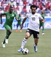Надежда египетской сборной Мохамед Салах то и дело пытался прорваться к воротам соперников.
