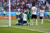 Египтяне поддерживают вратаря после забитого гола.