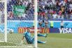 Вратарь египтян Эссам аль-Хадари пропустил мяч в свои ворота.