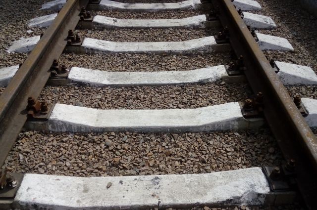 В Тюмени на Войновке под колесами поезда погиб нетрезвый мужчина