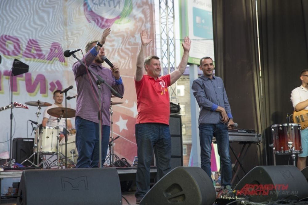 Там же поздравил сибиряков мэр Анатолий Евгеньевич.