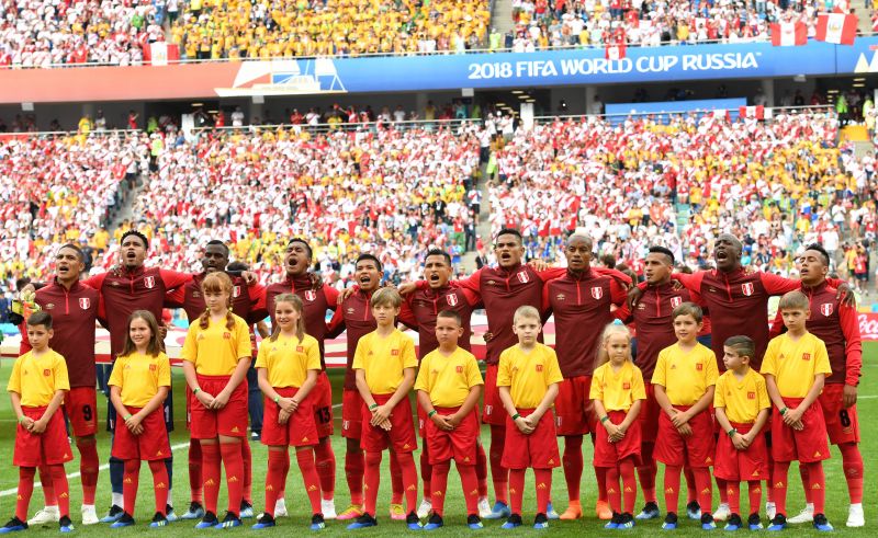 Сборная Перу исполняет гимн перед началом игры.