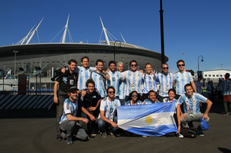 Более 20 тысяч болельщиков из Аргентины приехали на матч в Петербург.